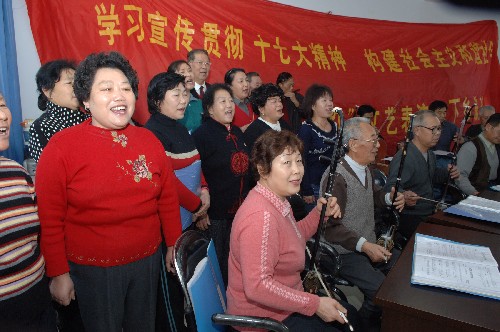 11月27日,“夕陽(yáng)紅”文藝表演隊(duì)的大爺大媽們?cè)谂啪毠?jié)目《豐收的喜悅》。 為學(xué)習(xí)、宣傳、貫徹黨的十七大精神,新疆博樂(lè)市青得里街道街心社區(qū)一支由平均年齡65歲的大爺大媽們組成的“夕陽(yáng)紅”文藝表演隊(duì),多次赴農(nóng)村宣傳黨的十七大精神。他們根據(jù)黨的十七精神排練演出10多個(gè)群眾喜聞樂(lè)見(jiàn)的節(jié)目,受到鄉(xiāng)親們的歡迎。 新華社記者何俊昌攝