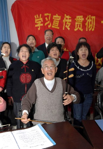 11月27日,“夕陽(yáng)紅”文藝表演隊(duì)的大爺大媽們?cè)谂啪毠?jié)目《今天是個(gè)好日子》。 為學(xué)習(xí)、宣傳、貫徹黨的十七大精神,新疆博樂(lè)市青得里街道街心社區(qū)一支由平均年齡65歲的大爺大媽們組成的“夕陽(yáng)紅”文藝表演隊(duì),多次赴農(nóng)村宣傳黨的十七大精神。他們根據(jù)黨的十七精神排練演出10多個(gè)群眾喜聞樂(lè)見(jiàn)的節(jié)目,受到鄉(xiāng)親們的歡迎。 新華社記者何俊昌攝