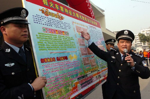 南寧鐵路公安局啟動(dòng)“平安和諧春運(yùn)”活動(dòng) 新華社照片,桂林,2008年1月8日 南寧鐵路公安局啟動(dòng)“平安和諧春運(yùn)”活動(dòng) 1月8日,柳州鐵路公安處的民警在向旅客講解真假火車(chē)票的識(shí)別方法。 當(dāng)天,南寧鐵路公安局在桂林火車(chē)站提前啟動(dòng)“平安和諧春運(yùn)”愛(ài)民服務(wù)活動(dòng),為中外旅客“送安全、送服務(wù)”,努力營(yíng)造一個(gè)平安和諧的乘車(chē)環(huán)境。 新華社記者 陳瑞華 攝