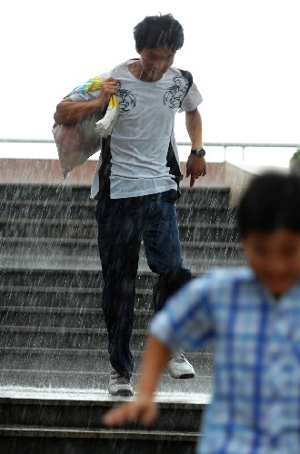 7月28日,在臺(tái)州市椒江碼頭,市民遭遇突如其來的強(qiáng)降雨。 當(dāng)日早晨起,受臺(tái)風(fēng)“鳳凰”影響,浙江省溫州、臺(tái)州等地開始降雨。根據(jù)浙江省氣象部門預(yù)報(bào),28日下午到29日浙江沿海地區(qū)和浙中浙南地區(qū)有大雨到暴雨,部分大暴雨,局部特大暴雨。面對(duì)可能到來的持續(xù)強(qiáng)降雨,浙江省沿海各地紛紛行動(dòng)起來,積極落實(shí)防御措施。 新華社記者 黃深鋼攝