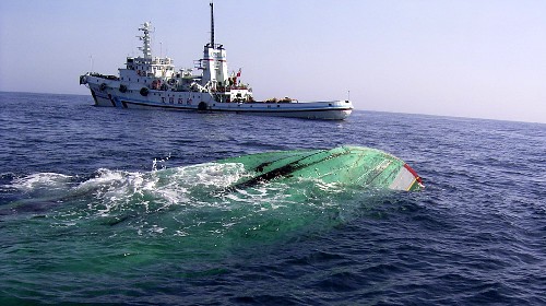 4月20日,“南海救199”輪在西沙海域七連嶼處發(fā)現(xiàn)一艘翻扣船只。在“浣熊”臺風(fēng)中,越南方面有一艘名為“QNG95546”的漁船失蹤,船上有22名漁民。到目前為止,在今年第一號臺風(fēng)中失蹤的漁民達(dá)到40人,其中中國漁民18人,越南漁民22人。 新華社發(fā)