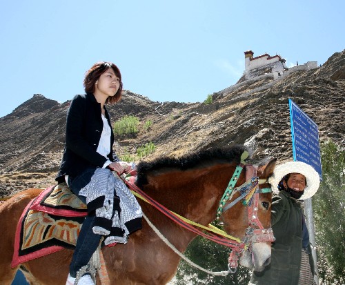 4月26日,一名游客在雍布拉康騎馬。 為了促進(jìn)旅游,西藏山南地區(qū)旅游局宣布桑耶寺、敏珠林寺、朗賽林莊園及藏王墓在“五一”期間,免費(fèi)向游人開放,雍布拉康、昌珠寺等實(shí)行全年半價(jià)門票。 新華社發(fā)(楊超 攝)