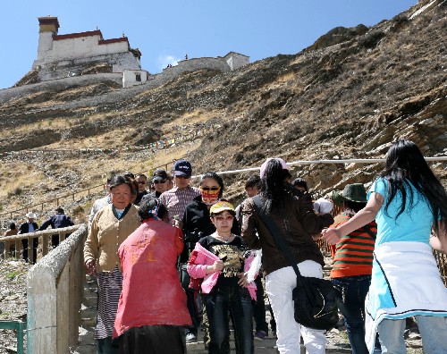 4月26日,游客在雍布拉康參觀。 為了促進(jìn)旅游,西藏山南地區(qū)旅游局宣布桑耶寺、敏珠林寺、朗賽林莊園及藏王墓在“五一”期間,免費(fèi)向游人開放,雍布拉康、昌珠寺等實(shí)行全年半價(jià)門票。 新華社發(fā)(楊超 攝)