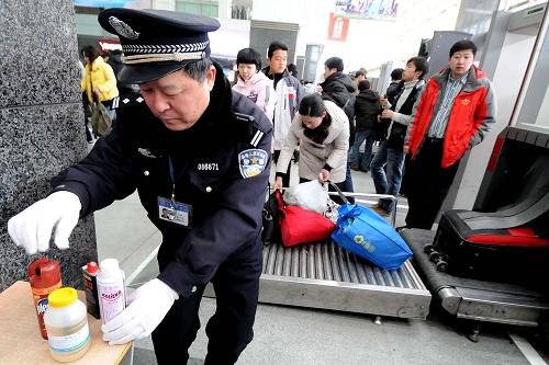 1月30日,在上海火車(chē)站,工作人員將安檢查出的危險(xiǎn)物品集中處置。新華社發(fā)(張金橋 攝)