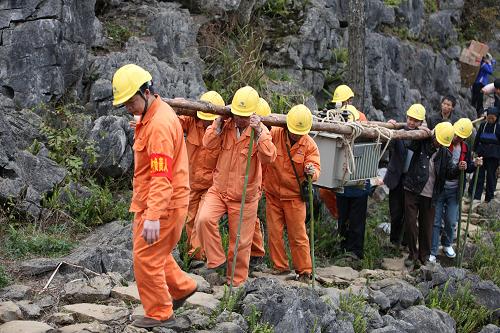1月28日,電網(wǎng)工人在廣西河池市大化縣大石山區(qū)將變電器運(yùn)進(jìn)村屯。為確保春節(jié)期間電力可靠供應(yīng),解決農(nóng)網(wǎng)用電“卡脖子”問題,南方電網(wǎng)廣西電網(wǎng)公司近日啟動農(nóng)網(wǎng)重過載臺區(qū)改造升級工作,采取“大換中、中換小”輪換變壓器的工作模式,重點(diǎn)解決農(nóng)村春節(jié)期間的用電問題,讓農(nóng)民朋友過上一個亮堂春節(jié)。 新華社發(fā)(潘方強(qiáng) 攝)