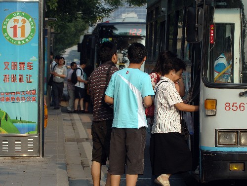 7月20日,市民搭乘公共汽車(chē)出行。新華社記者 公磊 攝