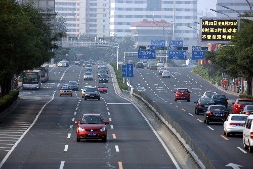 7月20日,汽車(chē)在北京西二環(huán)行駛。當(dāng)日,北京開(kāi)始實(shí)施“機(jī)動(dòng)車(chē)單雙號(hào)限行”措施,以保證北京奧運(yùn)會(huì)、殘奧會(huì)期間交通正常運(yùn)行和空氣質(zhì)量。根據(jù)北京市發(fā)布的通告,從7月20日0時(shí)至9月20日24時(shí),北京市機(jī)動(dòng)車(chē)及外省區(qū)市進(jìn)京機(jī)動(dòng)車(chē)需按號(hào)牌尾號(hào)分單雙號(hào)上路行駛,期間每日設(shè)置3個(gè)小時(shí)緩沖時(shí)間,0時(shí)至3時(shí)機(jī)動(dòng)車(chē)上路不受單雙號(hào)限制。 新華社記者 高學(xué)余 攝
