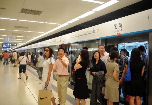 7月21日,乘客在北京地鐵10號(hào)線國(guó)貿(mào)站有序上下車。當(dāng)日是北京實(shí)行單雙號(hào)限行措施后的首個(gè)工作日,由于開通三條地鐵新線及10條奧運(yùn)公交專線,并實(shí)行“錯(cuò)時(shí)上下班”措施,北京市民的出行方式和出行時(shí)間有了更多選擇,北京市區(qū)交通擁堵現(xiàn)象明顯改善。 新華社記者羅曉光攝