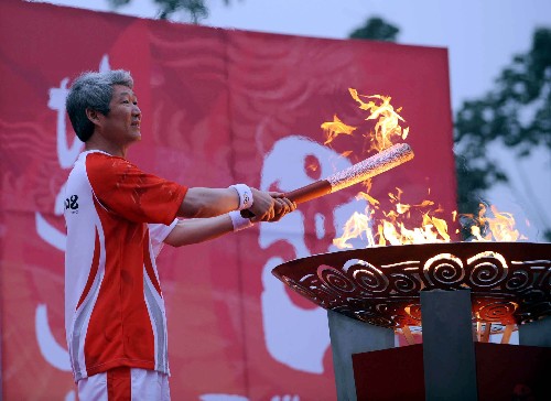 7月21日,最后一棒火炬手趙志全點燃圣火盆。當(dāng)日,北京奧運圣火在山東省臨沂市傳遞。 新華社記者范長國攝