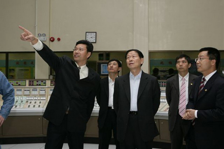 2008年1月2日,國資委主任、黨委書記李榮融蒞臨中廣核集團(tuán)視察指導(dǎo)工作。迎著颯颯寒風(fēng),李榮融深入大亞灣核電基地生產(chǎn)建設(shè)一線,認(rèn)真察看在建工程施工進(jìn)展情況,慰問一線緊張工作的員工,代表國資委向中廣核集團(tuán)廣大干部員工致以新年的問候。