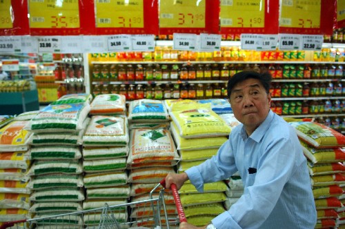 5月12日,一位合肥市民在超市采購。 當日,據(jù)國家統(tǒng)計局發(fā)布的數(shù)據(jù)顯示,4月份我國居民消費價格總水平(CPI)同比上漲8.5%,漲幅比上月和去年同期分別攀升0.2和5.5個百分點。 新華社記者 李健 攝
