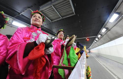 12月28日,建設單位的車輛敲鑼打鼓從通車的隧道通過。當日,被譽“萬里長江第一隧”的武漢長江公路隧道通車試運行。這是繼51年前建成“萬里長江第一橋”武漢長江大橋之后,中國在武漢修筑的第一條長江公路隧道。“萬里長江第一隧”的建成,標志著長江過江隧道迎來了“江上架橋、水面行船、江底通隧”的“三維”時代。武漢長江公路隧道全長3.63公里,工程概算投資20.5億元,為雙線雙車道,設計行車時速為50公里,是中國修建的第一條長江公路隧道,也是目前中國地質條件最復雜、工程技術含量最高、施工難度最大的江底隧道工程。中鐵隧道聯(lián)合體在武漢長江隧道的施工建設中,成功破解了5大世界性難題。新華社記者 程敏 攝