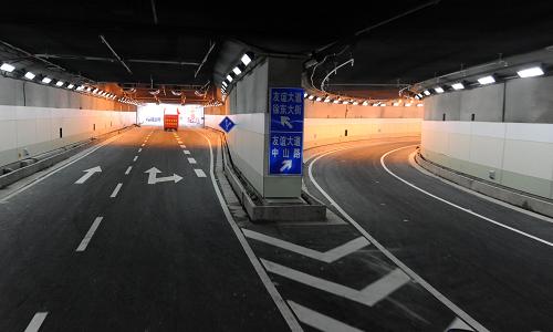 12月28日拍攝的隧道武昌端的出口。當日,被譽“萬里長江第一隧”的武漢長江公路隧道通車試運行。這是繼51年前建成“萬里長江第一橋”武漢長江大橋之后,中國在武漢修筑的第一條長江公路隧道。“萬里長江第一隧”的建成,標志著長江過江隧道迎來了“江上架橋、水面行船、江底通隧”的“三維”時代。武漢長江公路隧道全長3.63公里,工程概算投資20.5億元,為雙線雙車道,設計行車時速為50公里,是中國修建的第一條長江公路隧道,也是目前中國地質條件最復雜、工程技術含量最高、施工難度最大的江底隧道工程。中鐵隧道聯(lián)合體在武漢長江隧道的施工建設中,成功破解了5大世界性難題。新華社記者 程敏 攝