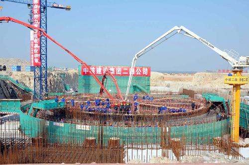 11月21日,福建福清核電站正式開(kāi)工建設(shè)。據(jù)中國(guó)核工業(yè)集團(tuán)公司負(fù)責(zé)人介紹,這是中國(guó)日前以刺激內(nèi)需核準(zhǔn)的眾多核電項(xiàng)目之一。這是建設(shè)中的福建福清核電站一期工程核島。新華社記者 來(lái)建強(qiáng) 攝