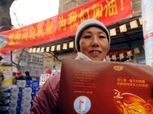 12月11日,在石家莊市革新東街市場(chǎng),貝蘭德公司的一名促銷員正在介紹貝蘭德產(chǎn)品。新華社記者 鞏志宏 攝