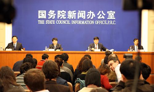 11月14日,國務(wù)院新聞辦公室舉行新聞發(fā)布會,國家發(fā)展改革委副主任穆虹、財政部副部長王軍、中國人民銀行副行長易綱向國內(nèi)外記者介紹擴大內(nèi)需,促進經(jīng)濟平穩(wěn)較快增長等方面的情況,并回答記者提問。 新華社記者 高學(xué)余 攝