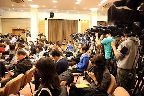 11月14日,國務(wù)院新聞辦公室舉行新聞發(fā)布會,國家發(fā)展改革委副主任穆虹、財政部副部長王軍、中國人民銀行副行長易綱向國內(nèi)外記者介紹擴大內(nèi)需,促進經(jīng)濟平穩(wěn)較快增長等方面的情況,并回答記者提問。 新華社記者 高學(xué)余 攝