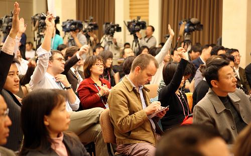 11月14日,國務(wù)院新聞辦公室舉行新聞發(fā)布會,國家發(fā)展改革委副主任穆虹、財政部副部長王軍、中國人民銀行副行長易綱向國內(nèi)外記者介紹擴大內(nèi)需,促進經(jīng)濟平穩(wěn)較快增長等方面的情況,并回答記者提問。 新華社記者 高學(xué)余 攝
