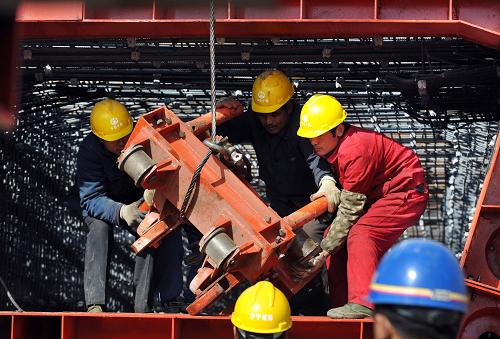 12月9日,擔(dān)負(fù)滬寧城際鐵路施工任務(wù)的中鐵十局建設(shè)者在施工中。滬寧城際鐵路目前在確保工程質(zhì)量的基礎(chǔ)上加緊建設(shè)。滬寧城際鐵路投資估算總額394.5億元,從2008年7月開始建設(shè),預(yù)計(jì)將在2010年7月1日前建成通車。這條鐵路將采取公交化運(yùn)營,設(shè)計(jì)時速為200公里至250公里,上海至南京共有21個車站,通車后最短發(fā)車間隔為3分鐘。新華社記者 王雷 攝