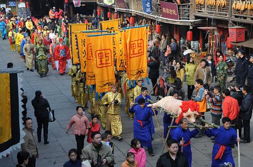 12月13日,上里古鎮(zhèn)人正在參加“年豬節(jié)”祭拜活動(dòng)。在四川雅安市雨城區(qū)上里古鎮(zhèn),每年春節(jié)前都要舉行傳統(tǒng)的民俗活動(dòng)“年豬節(jié)”,演繹古代殺年豬祭祀儀式:“喜迎年豬”“獻(xiàn)祭品”“進(jìn)香”“祭拜”和抬年豬巡游等等,儀式莊嚴(yán)而神秘。今年的“年豬節(jié)”將從12月13日(農(nóng)歷十一月十六)持續(xù)到2009年1月3日(農(nóng)歷臘月初八)。新華社記者 陳燮 攝