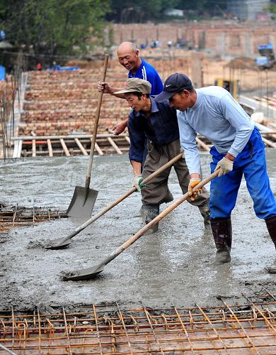 在甘肅省隴南市康縣豆坪村,甘肅建工集團(tuán)豆坪項(xiàng)目部的施工人員在一處重建安置房頂部澆注水泥(10月1日攝)。 “十一”黃金周期間,甘肅省地震重災(zāi)區(qū)隴南市告別多日陰雨迎來(lái)晴天。負(fù)責(zé)當(dāng)?shù)貫?zāi)后重建的施工單位放棄了假期,利用難得的好天氣,抓緊推進(jìn)各項(xiàng)災(zāi)后重建工作。 據(jù)統(tǒng)計(jì),目前甘肅全省38.5萬(wàn)戶地震災(zāi)區(qū)住房重建戶已有16.4萬(wàn)戶開工;34.14萬(wàn)戶住房維修戶已完成15.5萬(wàn)戶。 新華社記者 張錳 攝