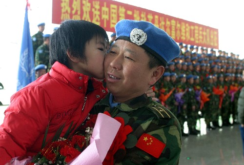 我國第二批赴蘇丹達爾富爾維和工程兵大隊出征 1月10日,在濟南國際機場,女兒與即將出征的父親告別。 當日,我國第二批赴蘇丹達爾富爾維和工程兵大隊第一梯隊的150多名官兵在濟南國際機場參加出征歡送儀式。 新華社發(fā)(龔輝 攝)