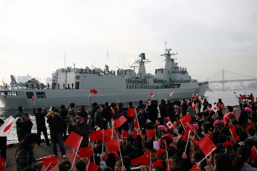 12月1日,人們在日本東京的碼頭歡送中國人民解放軍海軍“深圳”號導彈驅(qū)逐艦。“深圳”號導彈驅(qū)逐艦當天結(jié)束對日本為期4天的友好訪問,啟程回國。