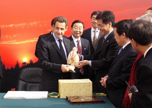 11月25日,漢陽陵博物館向前來參觀的法國總統(tǒng)薩科齊贈送仕女俑復(fù)制品。 法國總統(tǒng)薩科齊當(dāng)日上午乘專機(jī)抵達(dá)西安,開始對中國進(jìn)行為期3天的國事訪問。 新華社記者 丁靜 攝