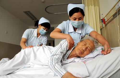 6月13日,在河北省唐縣白求恩紀念醫(yī)院,兩名護士在幫助一名老人翻身。今年4月1日起,河北省唐縣白求恩紀念醫(yī)院除中藥飲片外全部藥品實行零差率銷售。銷售形成的政策性虧損通過“541”方式予以補償,即通過合理提高部分醫(yī)療服務價格補償50%,縣財政補貼40%,醫(yī)院通過內部管理消化10%。其中,提高的醫(yī)療服務價格納入新農合報銷范圍,不增加患者負擔。新華社記者 鞏志宏 攝 點擊查看大圖
